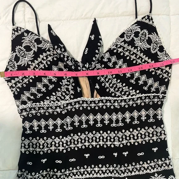 Alice & Olivia Roe Embroidered Fit Flare Mini Dress Tie Front Detail SZ 6 EUC - Picture 11 of 11